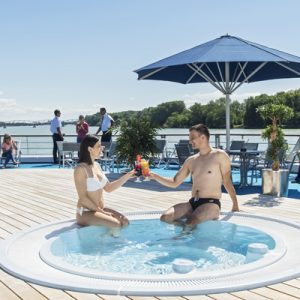 Ein Mann und eine Frau im Whirlpool auf dem Sonnendeck der Primadonna