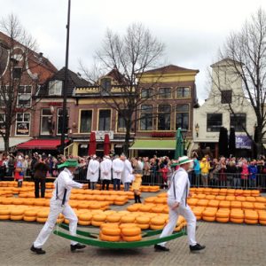 Käsemarkt in Alkmaar mit zwei Männern, die Käse tragen