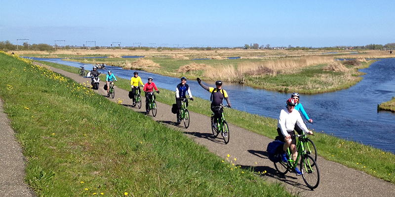 Gruppe von Fahrradfahrern neben Wasser