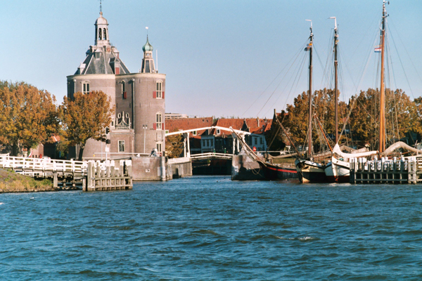 Enkhuizen mit einer Burg, Schiffen und einer Brücke