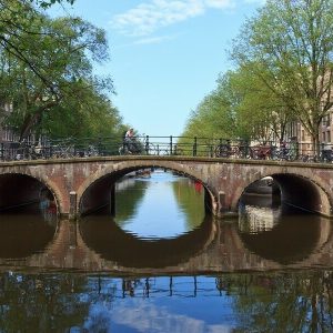 Einer der zahlreichen Kanäle in Amsterdam