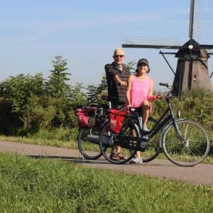 Radfahrer vor einer Windmühle