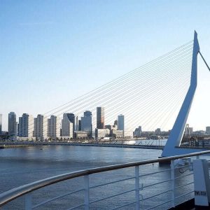 Erasmus Brücke in Rotterdam mit der Skyline