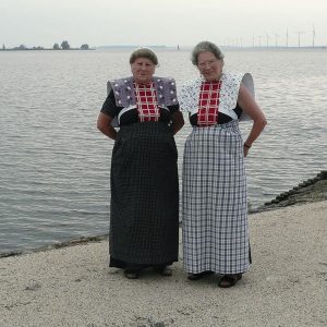 Zwei Frauen in traditionelle Trachten in Spakenburg