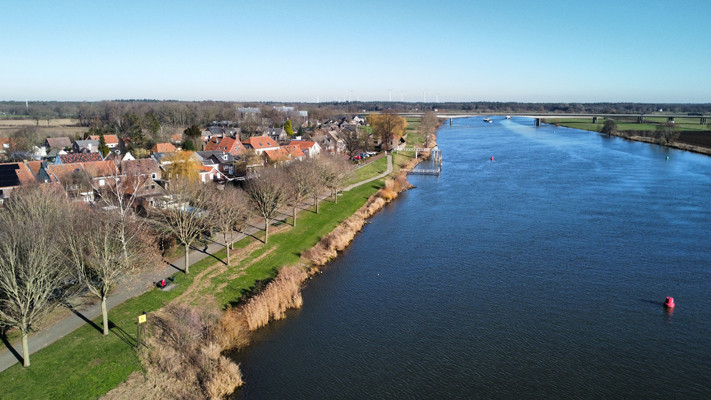 Ein Fluss neben Häusern