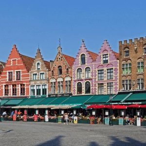 Grote Markt in Brügge mit farbenfrohen Häusern