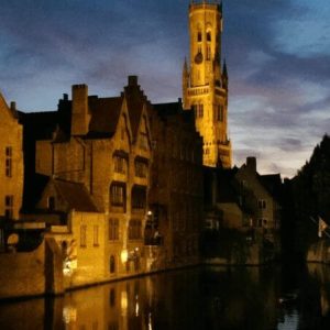 Brügge bei Nacht mit alten Häusern und Kanälen