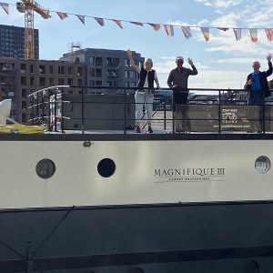Gäste winken von der Magnifique III auf der Tour Amsterdam - Brügge
