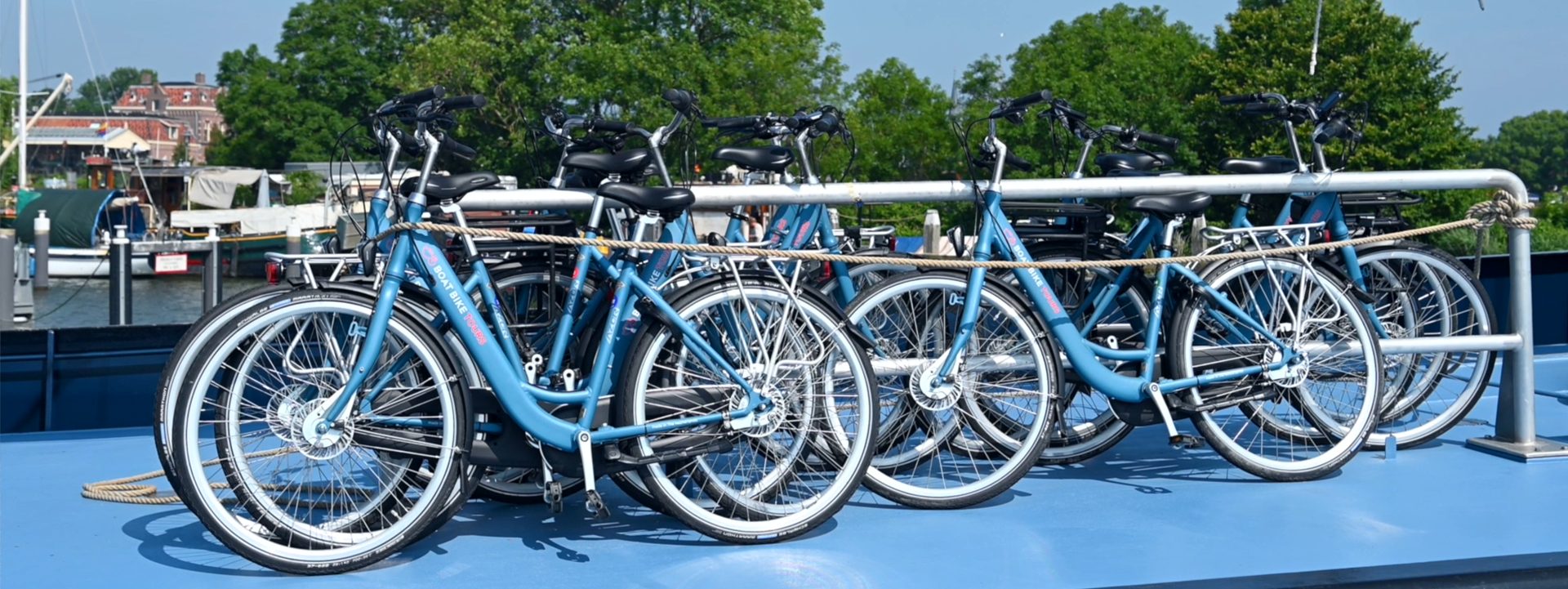 Blaue Fahrräder auf Boot