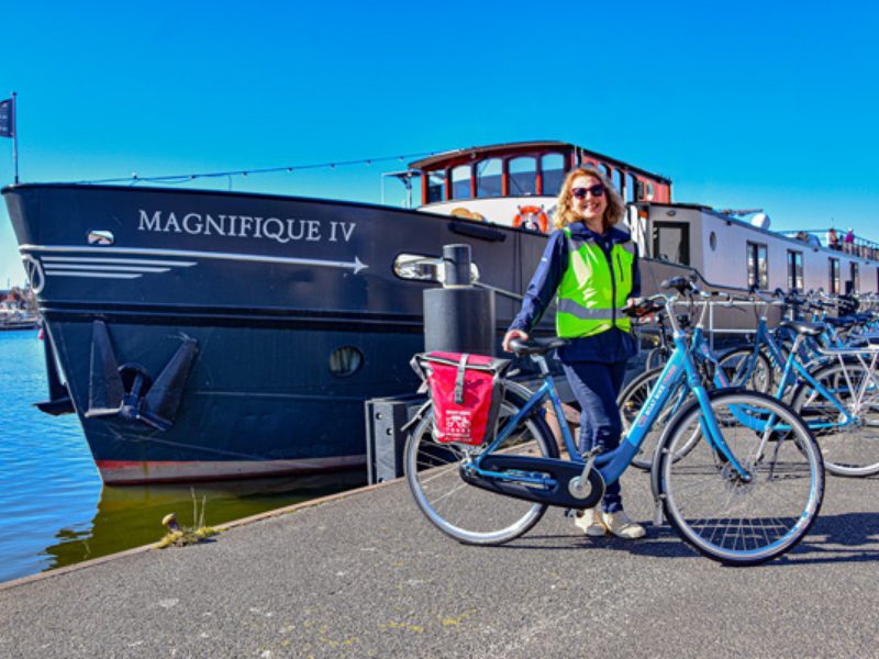 Reiseleiterin vor der Magnifique IV