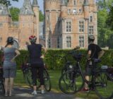 Radfahrer vor einem Schloss