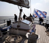 Auf hoher See mit der Flagge von Friesland