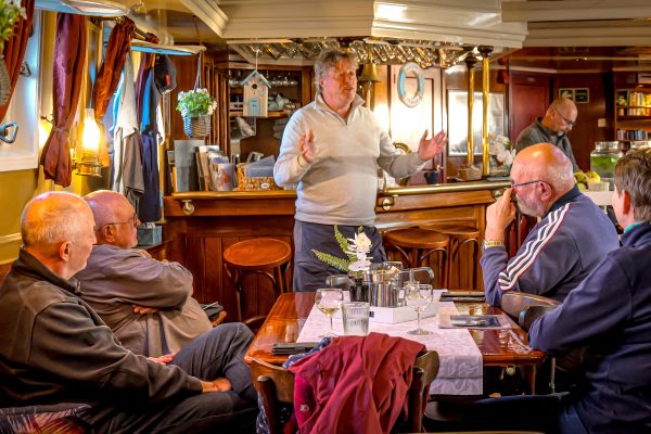 Die Tourbesprechung an Bord