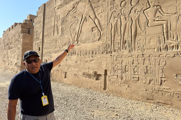 Erklärung Außenmauer Karnak Tempel durch Reiseführer