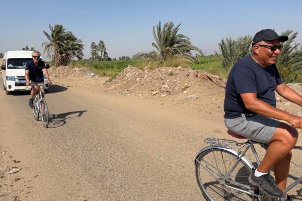 Radfahren in der Nähe von Edfu, während uns ein Begleitfahrzeug folgt