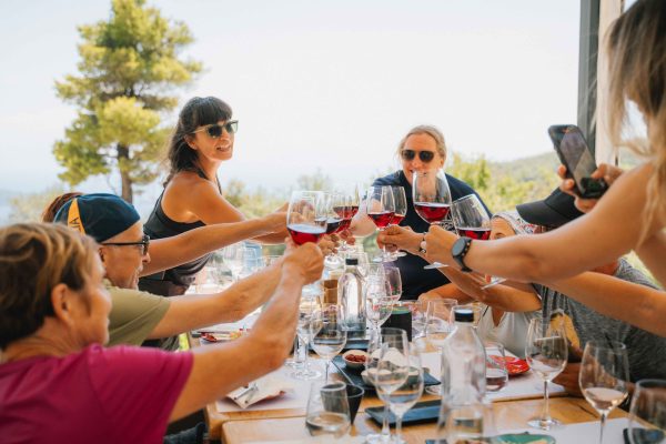 an Bord gemeinsam etwas trinken