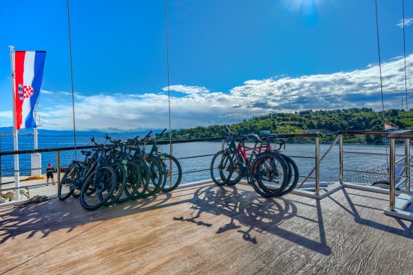 san snova   boat and bike       grad  ovwigu