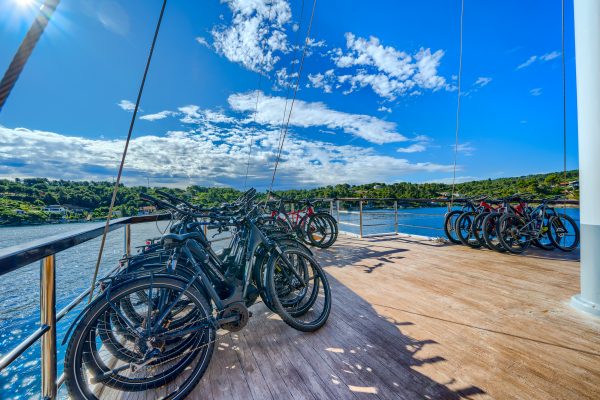 san snova   boat and bike       grad  uwkksr