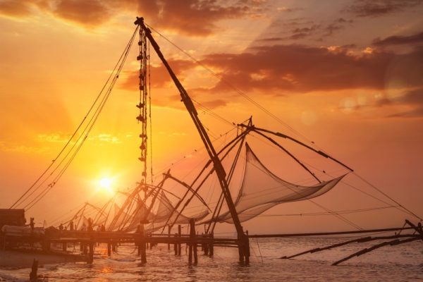 Chinesische Fischernetze bei Sonnenaufgang in Kochi, Kerala