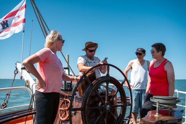 Menschen steuern das Schiff